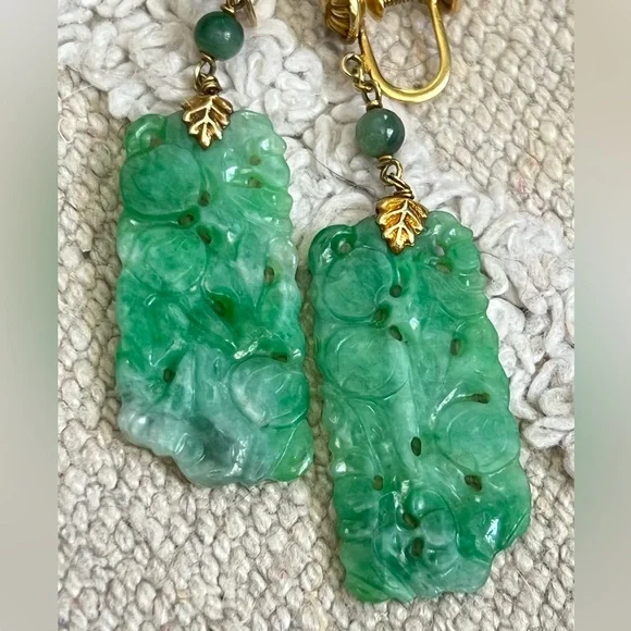 (𝐒𝐎𝐋𝐃) Vintage 14K Gold Carved Jadeite Dangle Panel Screw back Earrings - Picture 4 of 10